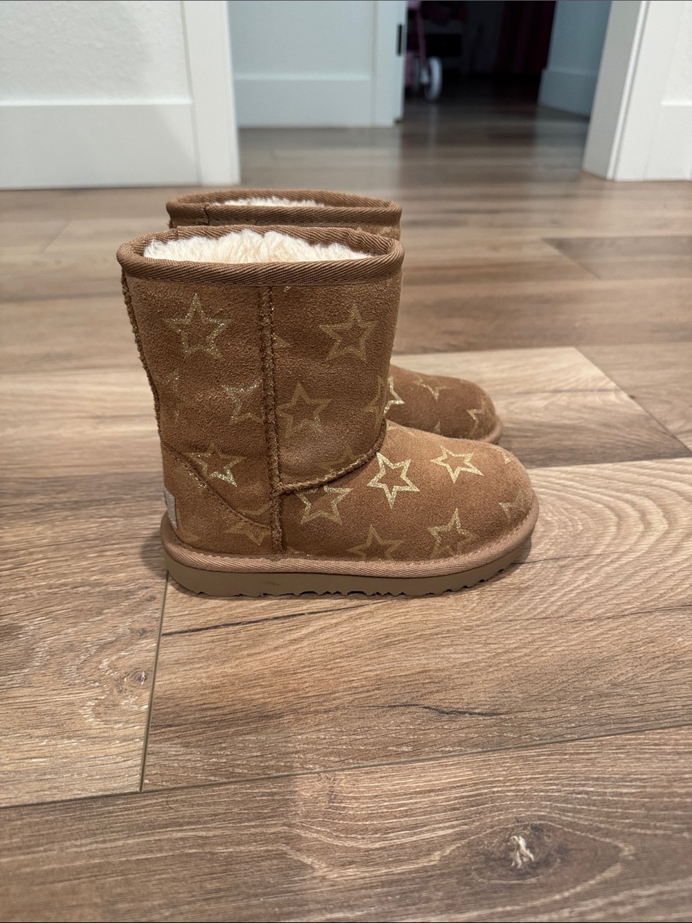 UGGS Toddler Tan Star-Print boots size 10